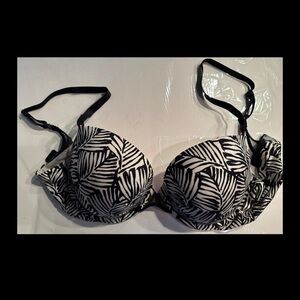 VICTORIA’S SECRET
38C
Fabulous Plunge Bra
Black & White
Smoke-free
Pet-free